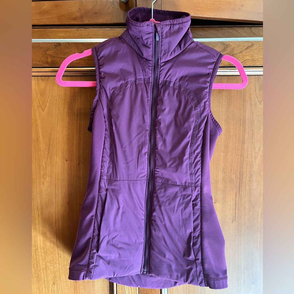 Lululemon women’s down for it all vest. Maroon. Size 4.